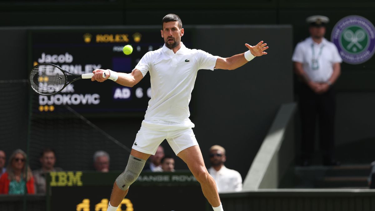 novak-djokovic-wimbledon-wit-knie