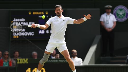 Novak Djokovic negeert ook tegen Rune voorschriften Wimbledon: medisch noodzakelijk of provocatie?