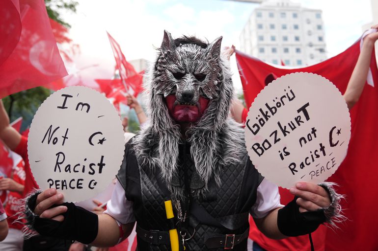 Turkse fans brengen in Berlijn massaal omstreden wolvengroet en verkleden zich als wolf