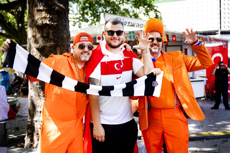 Live Nederland - Turkije | Gelekt berichtje over Memphis Depay en fans bouwen feestje in Berlijn