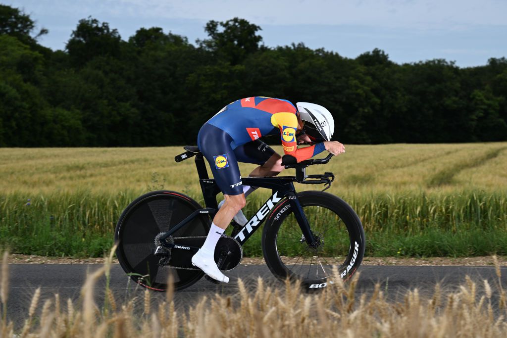 Bizarre boete voor renner die stopte in tijdrit om vrouw te kussen: 'UCI heeft zelf imago van de sport beschadigd'