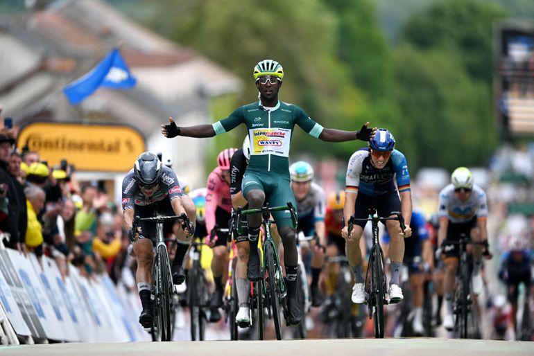 Biniam Girmay verslaat Jasper Philipsen met machtige sprint en boekt tweede ritzege in de Tour de France