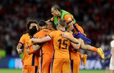 Oranje-spelers door het dolle heen na overwinning op Turkije. ©Getty Images.