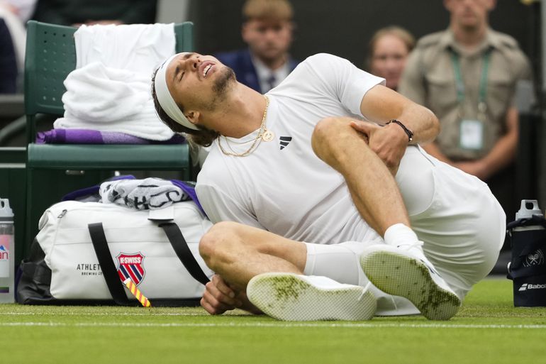 Alexander Zverev maakt lelijke uitglijder op Wimbledon, maar hoopt nog altijd op primeur
