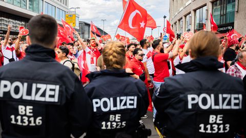 Duitse politie maakt einde aan fanwalk van Turkse supporters in Berlijn