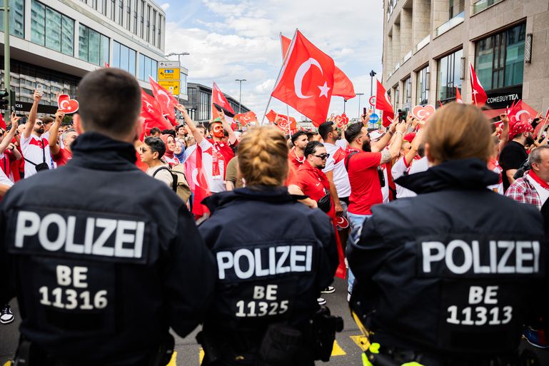 Duitse politie maakt einde aan fanwalk van Turkse supporters in Berlijn