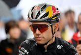 Wout van Aert komt teleurgesteld over de streep. ©Getty Images