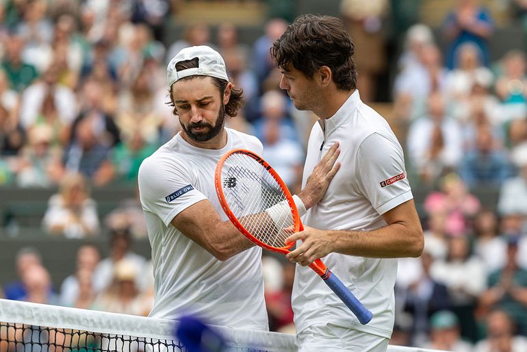 Handvol incidenten tijdens bijzondere dag op Wimbledon: toptennisser glijdt onder net door