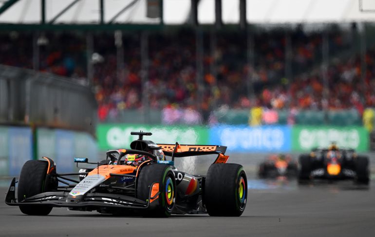 Max Verstappen slachtoffer van illegale actie Oscar Piastri, valt vervolgens helemaal weg op Silverstone