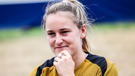 Bloedfanatieke moeder Oranje Leeuwin (19) moet het ‘ontgelden’ op EK: 'Dat vindt ze op die momenten niet zo leuk'