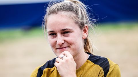Bloedfanatieke moeder Oranje Leeuwin (19) moet het ‘ontgelden’ op EK: 'Dat vindt ze op die momenten niet zo leuk'