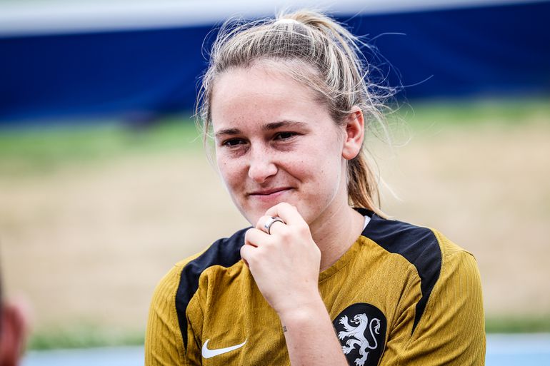 Moeder van Oranje Leeuwin heeft flink last van 'plagerijen': 'Zet er voor de grap een camera op'