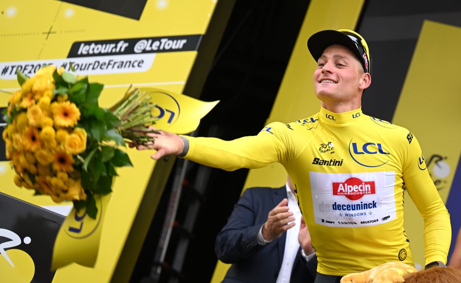 Buitenlandse media pakken groots uit met Tour de France-zege Mathieu van der Poel: 'Kus van Roxanne en knuffel van Jasper'