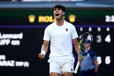 Carlos Alcaraz blijft onverslaanbaar op Wimbledon en verplettert emotionele Rus