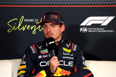 Vloekende Max Verstappen worstelde op kletsnatte Silverstone: 'Waardeloze wedstrijd'