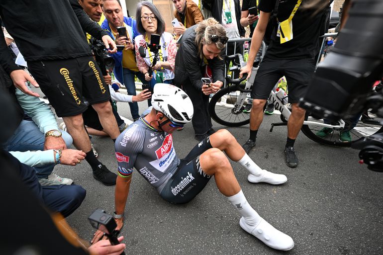 Chaos na Tour-zege Mathieu van der Poel: uitgeputte ritwinnaar volledig overdonderd