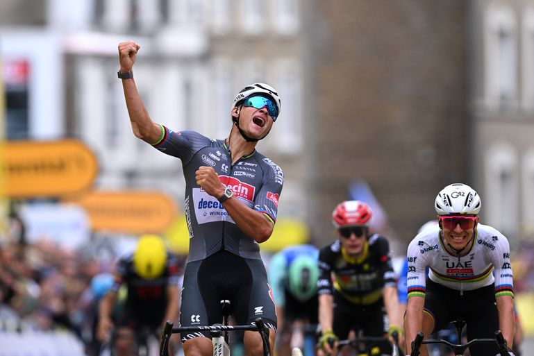 Sublieme Mathieu van der Poel verslaat Tadej Pogacar en boekt sensationele dubbelslag in Tour de France