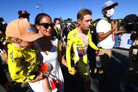 Vrouw Jonas Vingegaard haalt in explosief interview hard uit naar Visma | Lease a Bike, ploeg bijt in Tour de France van zich af