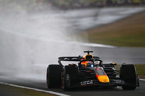 Scheldende Max Verstappen worstelt en knokt op chaotisch Silverstone, wereldtitel echt uit zicht