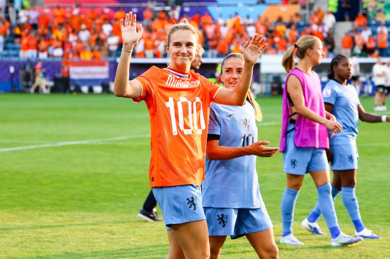 Emotionele Vivianne Miedema gaat met teamgenoten volledig de mist in op EK