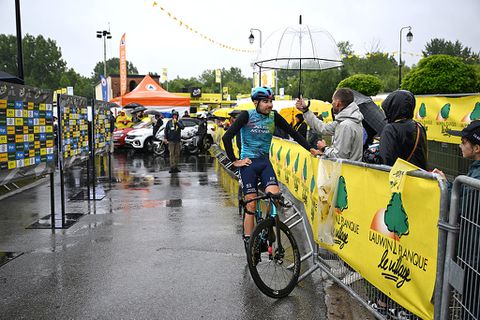 Chaos vóór de start van tweede etappe Tour de France: organisatie grijpt noodgedwongen in