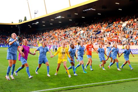 Miljoenen fans zijn getuige van historie Vivianne Miedema en prachtig openingsduel Oranje Leeuwinnen op EK