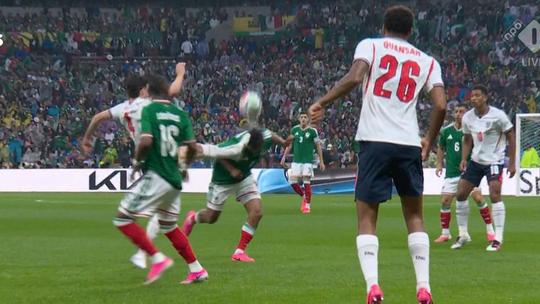 Scheidsrechter Mexico-Engeland eist alle aandacht op tijdens hectische duel op WK voetbal