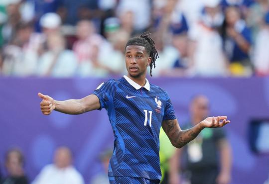 Goed voorbeeld doet volgen: Frankrijk en Engeland dienen ook protest in tegen kaart voor sterspeler op WK voetbal