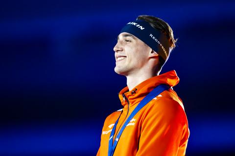 Topschaatser Jenning de Boo geniet zichtbaar tijdens bezoek aan andere sport: 'Wat een dag'