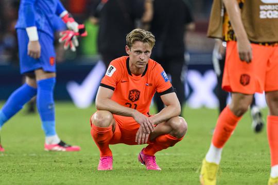 Frenkie de Jong gedegradeerd door trainer Hansi Flick bij FC Barcelona