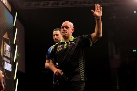 Michael van Gerwen glundert tijdens speciale dag op iconische locatie: 'Ik was hier nog nooit geweest'