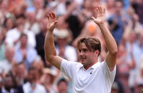Sensatie op Wimbledon: Britse toptennisser verovert de harten van thuisland met unieke zege