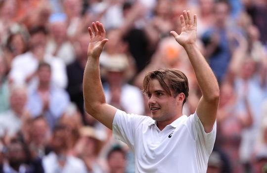 Sensatie op Wimbledon: Britse toptennisser verovert de harten van thuisland met unieke zege