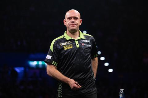 Topdarter Michael van Gerwen lijdt pijnlijke nederlaag tegen reserve, nummer 150 van de wereld