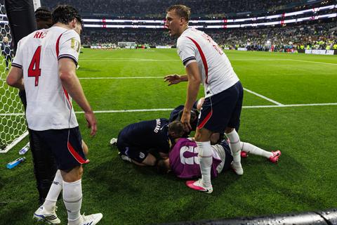 'Zorgwekkende situatie' op WK voetbal: oud-Ajacied met brancard afgevoerd na opmerkelijk incident