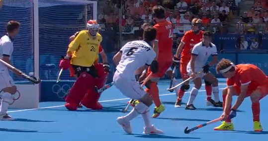 Hockeykeeper Nederland beleeft wel heel pijnlijk moment in Parijs, vol geraakt op intieme plek