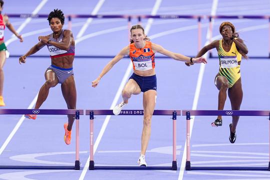 'Gespannen' Femke Bol maakt zich klaar voor bijzondere ontmoeting in Parijs: 'Op bed liggen, veel visualiseren'