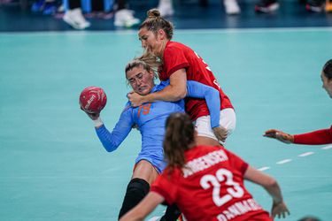 Gesloopte Nederlandse handbalsters krijgen klap na klap tegen Denemarken: bekijk hier de foto's