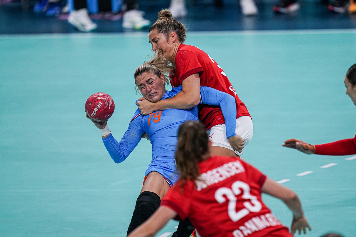 Gesloopte Nederlandse handbalsters krijgen klap na klap tegen Denemarken: bekijk hier de foto's