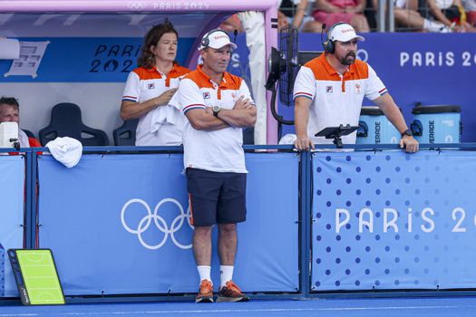 Bondscoach Nederlandse hockeyers in tranen: 'Allermooiste dat je beloond wordt voor de offers die je brengt'