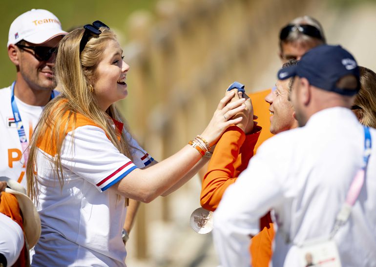 Prinses Amalia heeft wéér een medaille te vieren: nu is de dikke knuffel voor Oranje-springruiter Maikel van der Vleuten