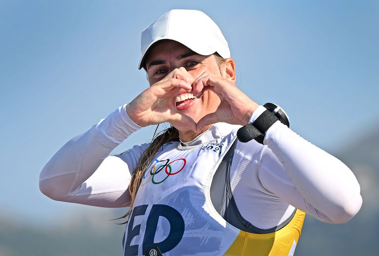 Zeilster Marit Bouwmeester officieel olympisch kampioen: gouden mama vaart 'overbodige' medalrace