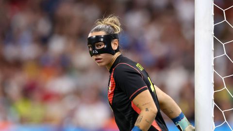 Gemaskerde keepster maakt noodlottige blunder in olympisch voetbaltoernooi en smijt masker af