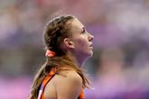 Femke Bol kijkt naar het scherm tijdens de Olympische Spelen © Getty Images