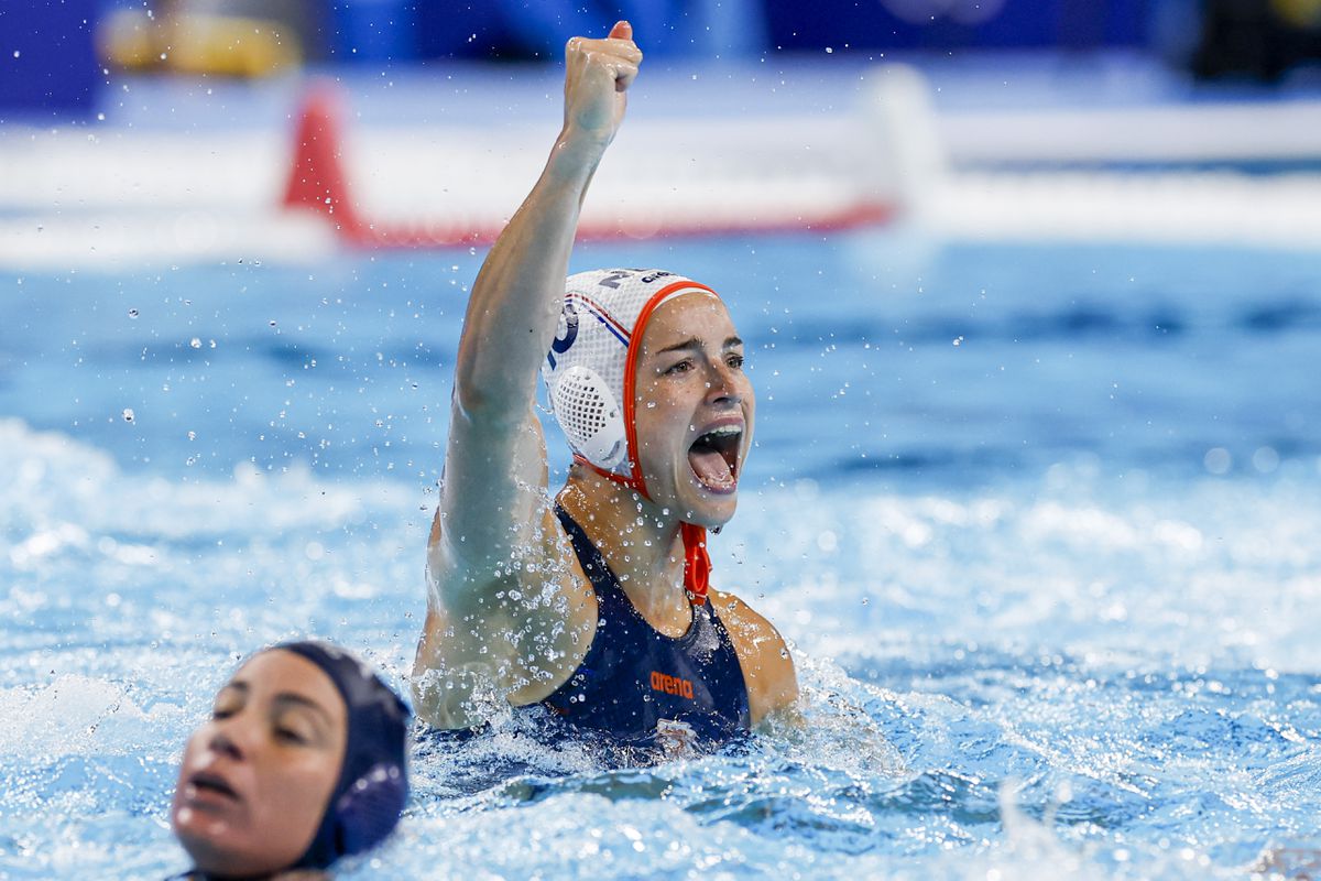 Sterke waterpolosters duwen Italië kopje onder en gaan strijden om medailles op Olympische Spelen