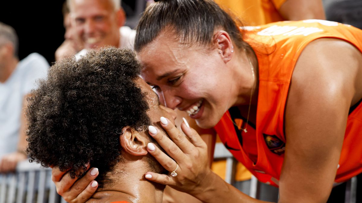 Kippenvel in Parijs: 3x3 basketballers vieren feest op tribune met gillende familieleden