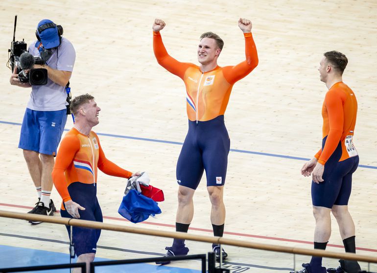 De mooiste beelden van de gouden teamsprinters: 'Hattrick Harrie' Lavreysen begint briljant aan nieuwe missie