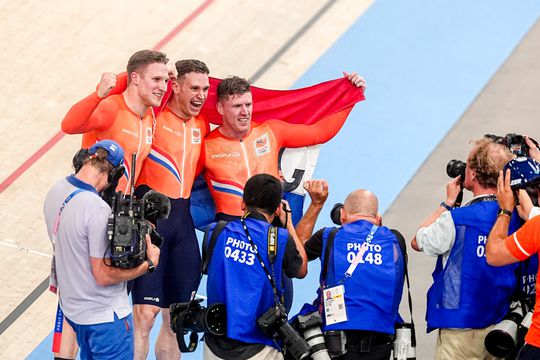 Oppermachtige teamsprinters doorbreken magische grens en pakken goud op Olympische Spelen