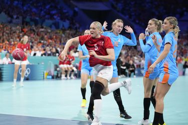 Droom van handbalsters op Olympische Spelen spat uiteen door dure missers tegen bikkelhard Denemarken