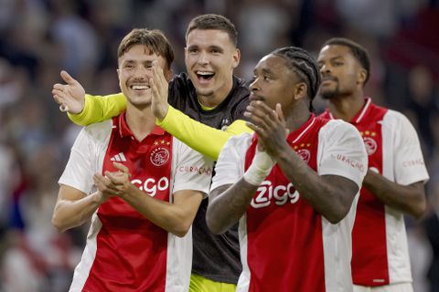 Verbannen speler maakt gehakt van 'amateurisme' bij Ajax: 'We kregen de mededeling via WhatsApp'